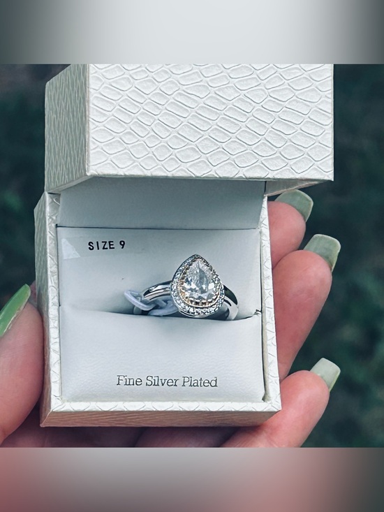 Jewelry - NWT Silver Teardrop Halo Ring